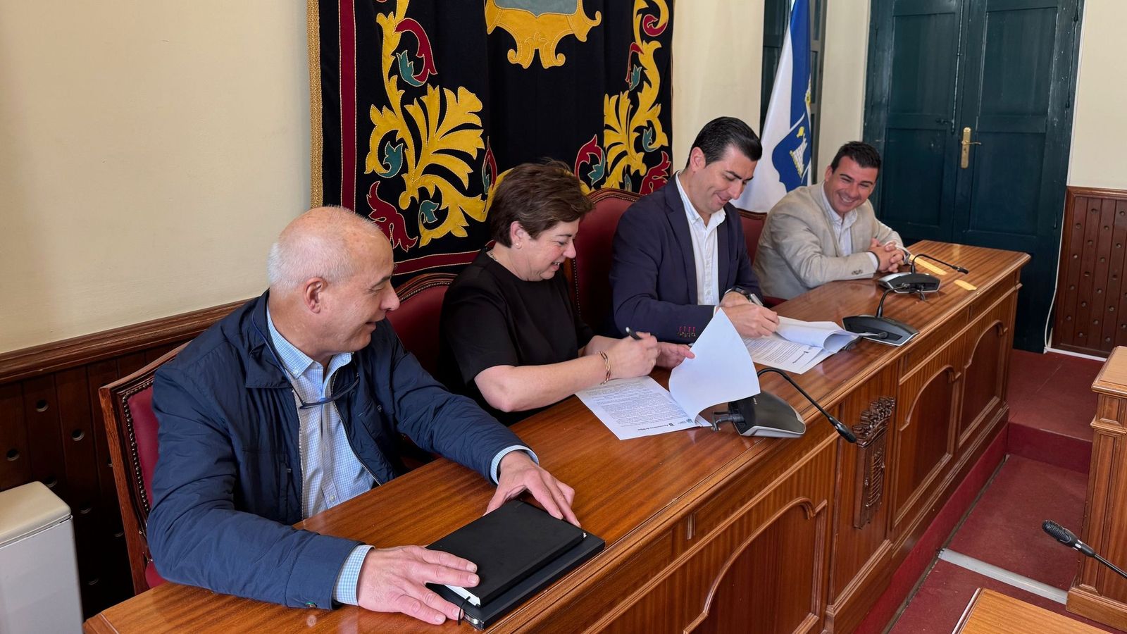 Firma del convenio con el Colegio de Veterinarios de Almería.