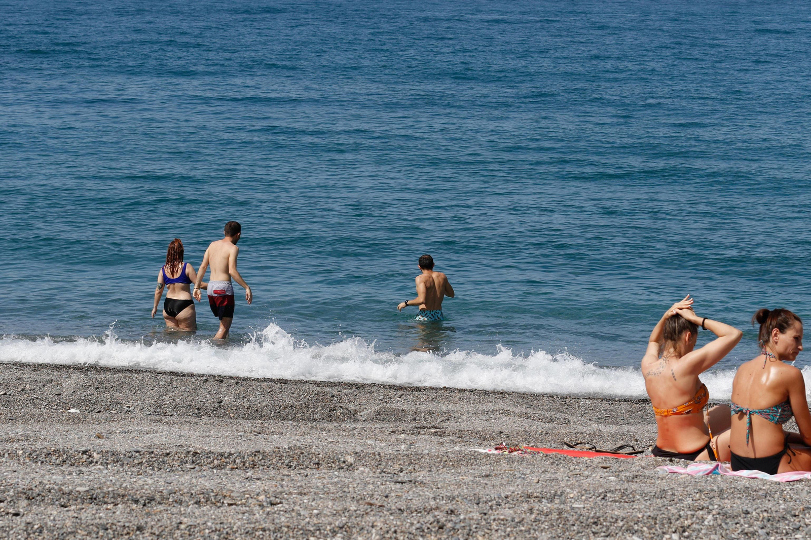Desescalada: fotos de la primera gran jornada playera en la Costa de Granada