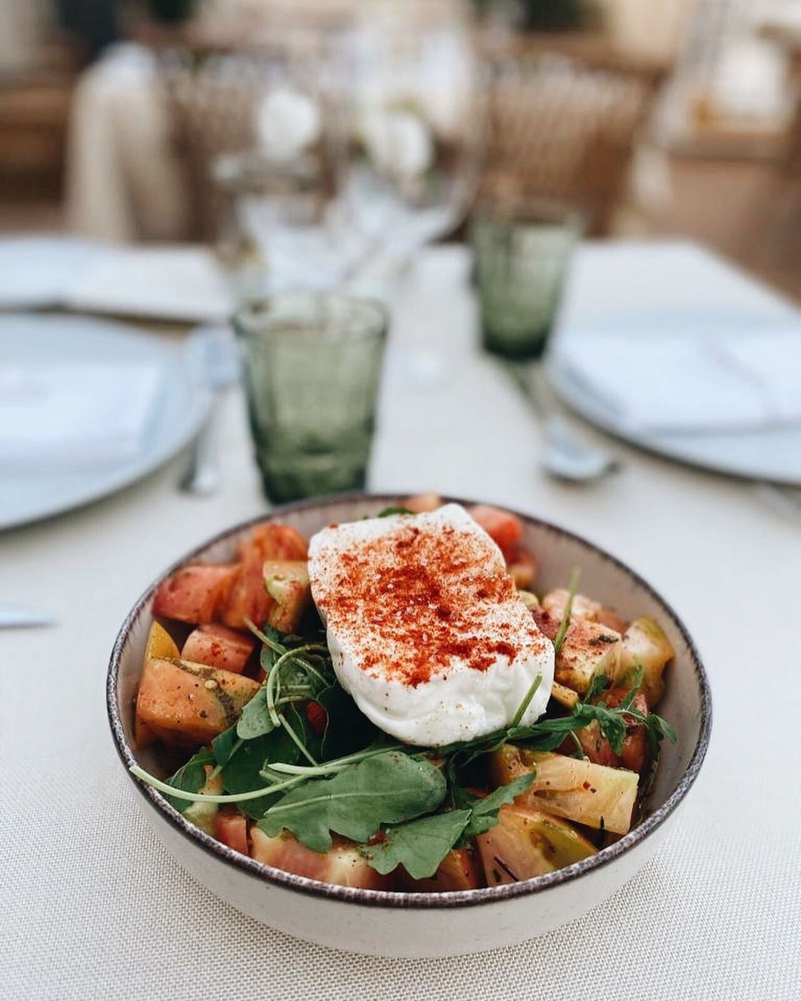 Tomate de temporada-burrata y vinagreta de orégano
