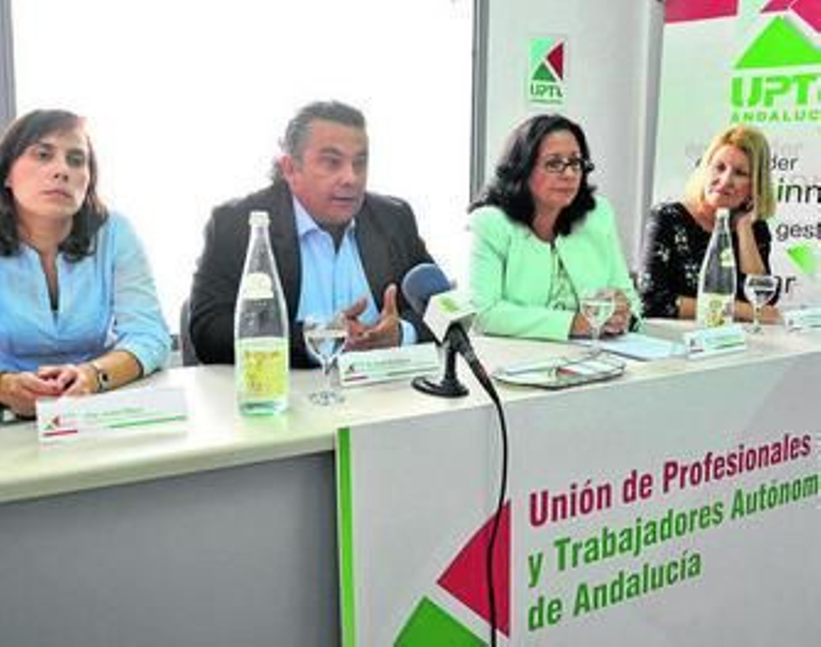 Los afectados durante la rueda de prensa celebrada en la sede sevillana de Upta.