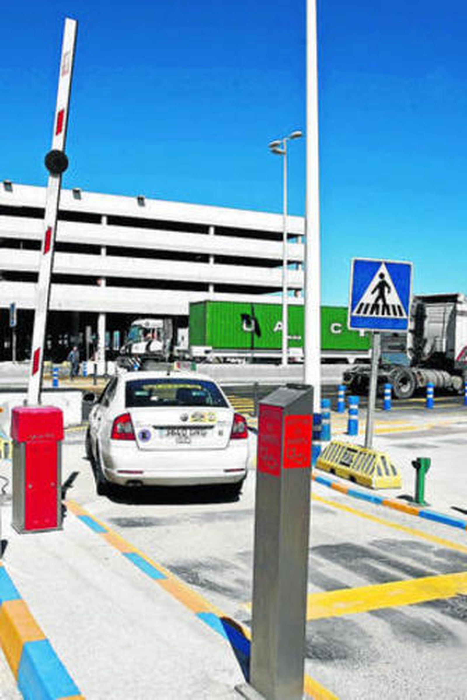 Un taxi accede al puerto de Algeciras.
