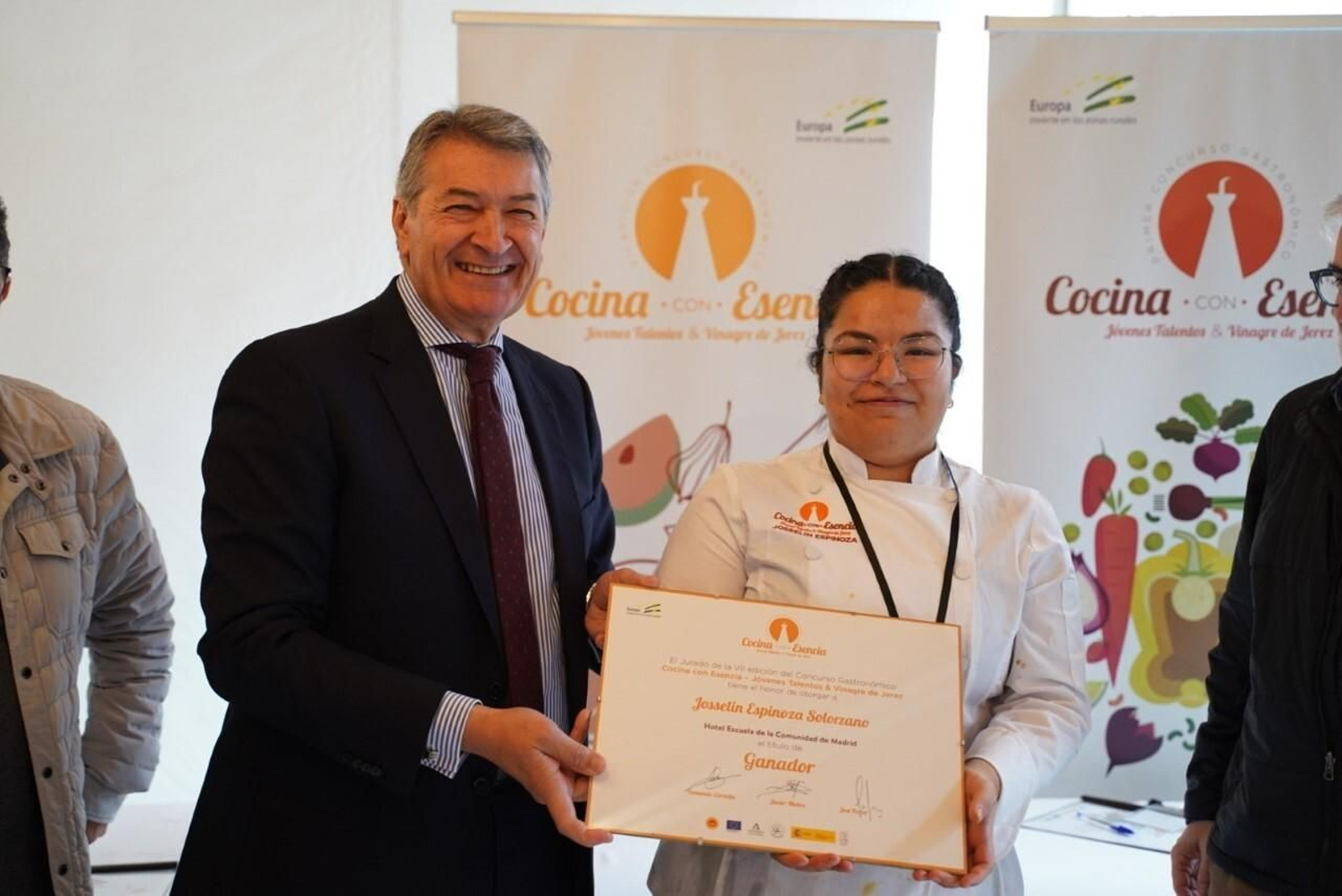 Josselin Nicole Espinoza recibe el premio que la acredita como ganadora del concurso de manos de César Saldaña. Josselin Nicole Espinoza recibe el premio que la acredita como ganadora del concurso de manos de César Saldaña.