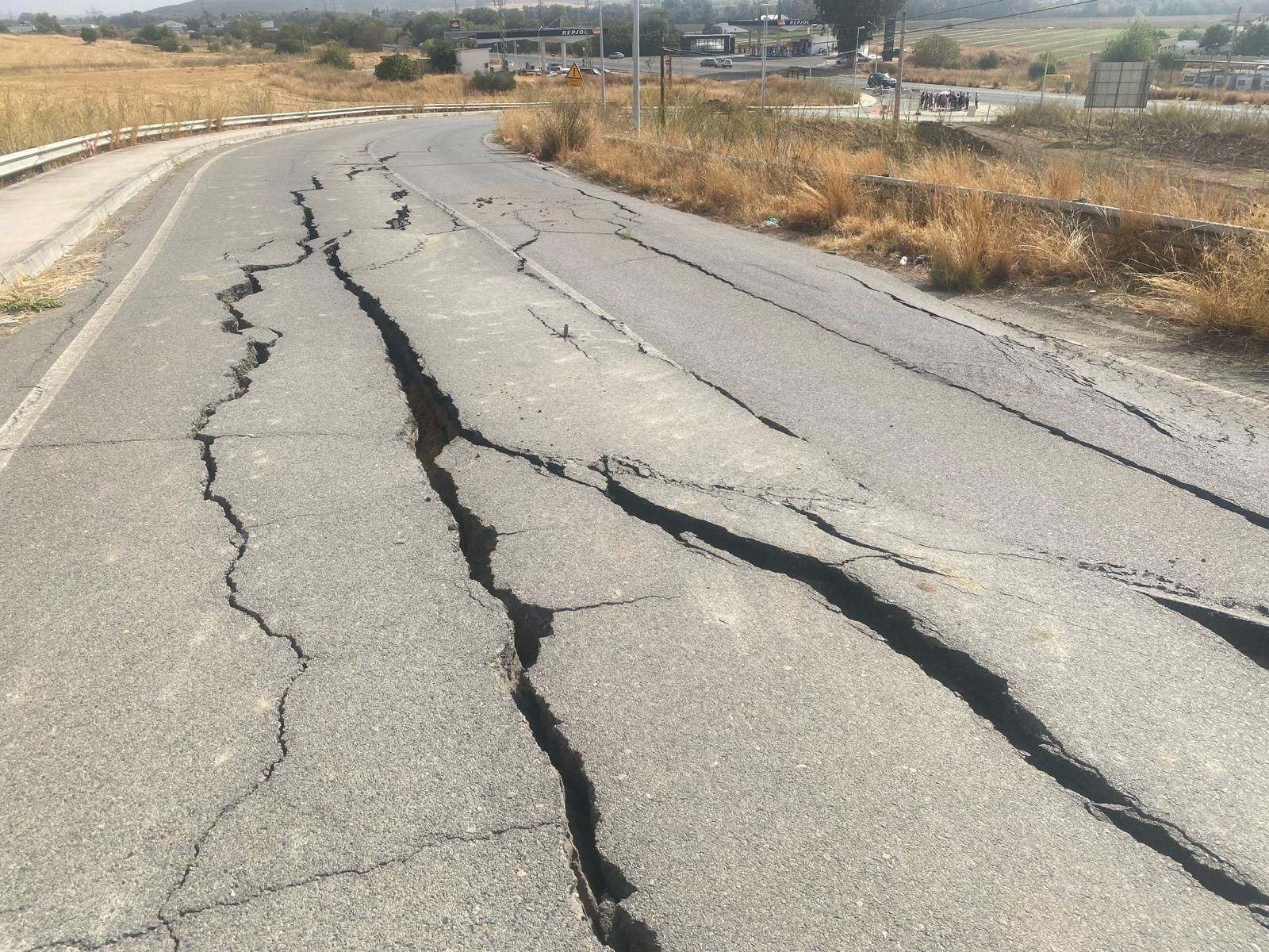 Detalle del estado de la carretera de acceso al Cementerio de la Fuensanta.