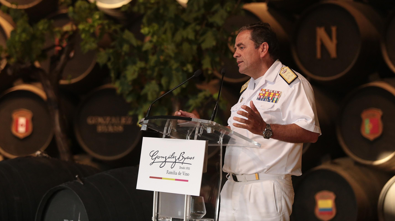 El almirante de la Flota se dirige a los asistentes al acto. González Byass recibe las botas que han navegado en el Juan Sebastián Elcano