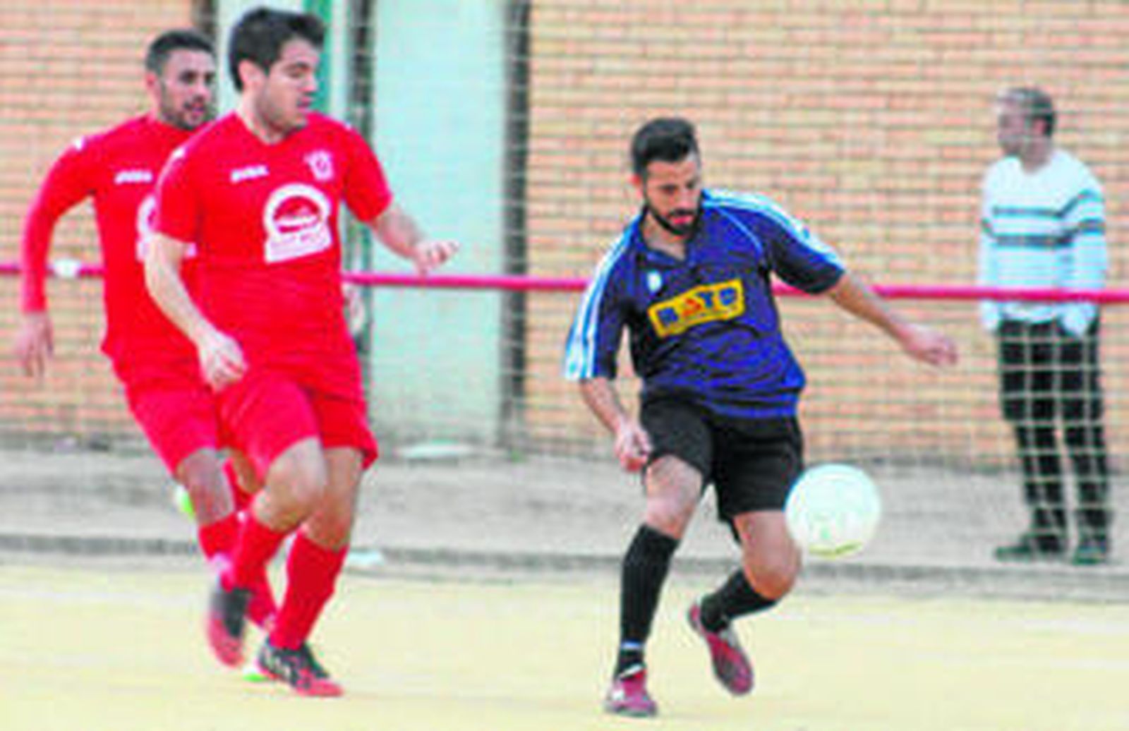 El tharsileño Colete -derecha- no podrá enfrentarse al Pinzón, por pesar sobre él un partido de suspensión.