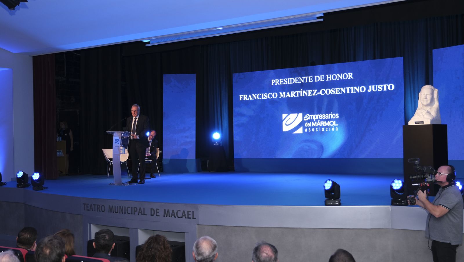 Imágenes del reconocimiento  como Presidente de Honor de la Asociación de Empresarios del Mármol, Francisco Martínez Cosentino