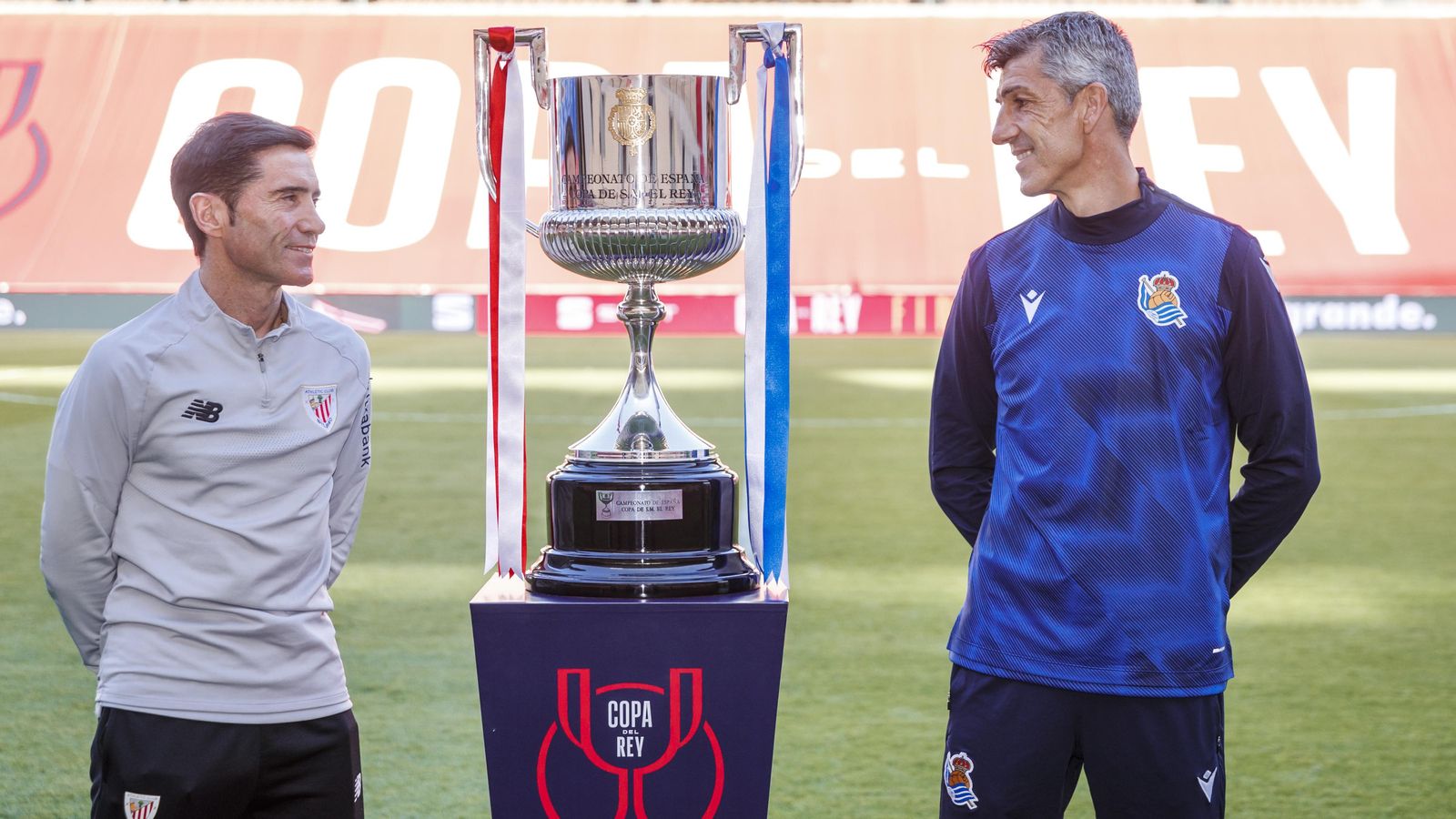 Marcelino e Imanol Alguacil sonríen mirando a la Copa en el Estadio de la Cartuja.