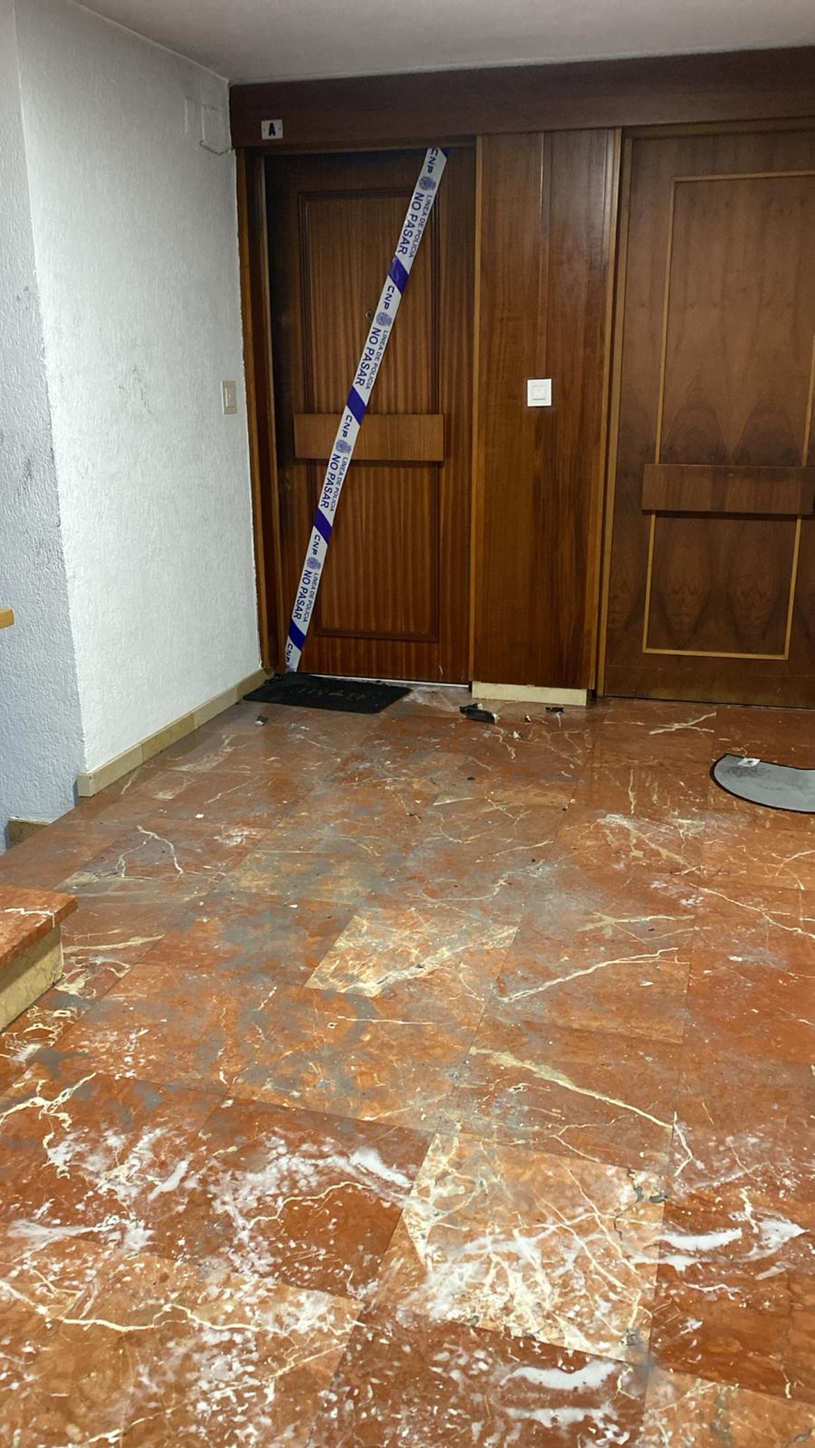 La puerta de acceso al piso incendiado en la calle León X.