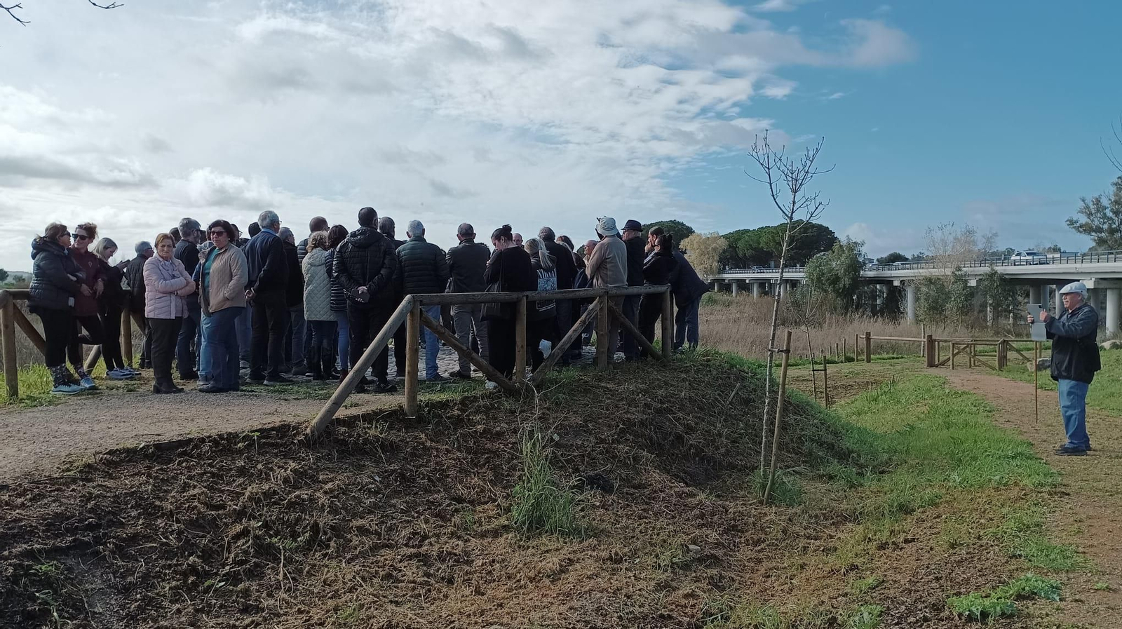 Multitudinaria visita guiada al puente de Cartuja en Jerez