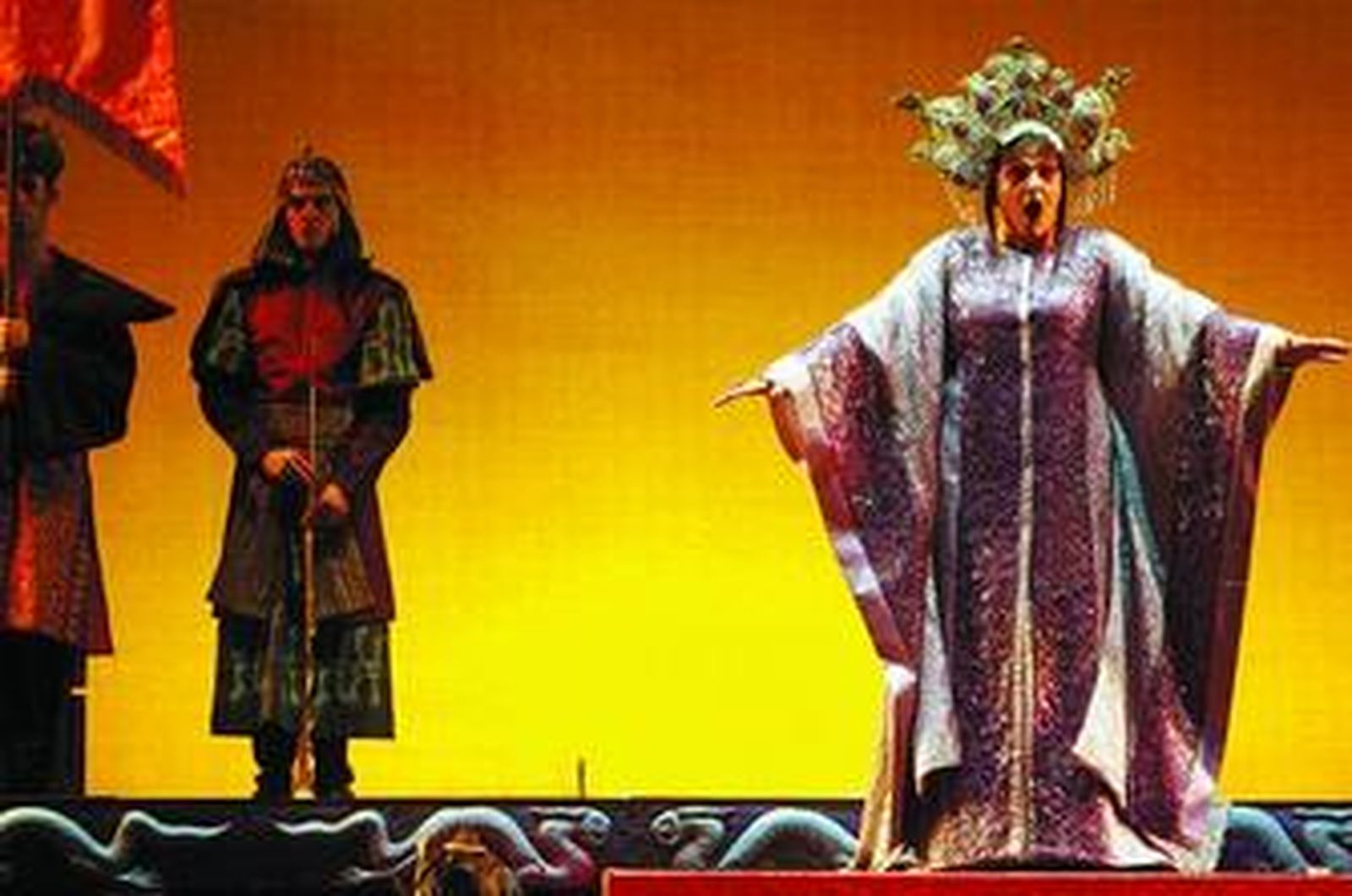 Un momento de la puesta en escena de la ópera 'Turandot' en el Teatro Villamarta.