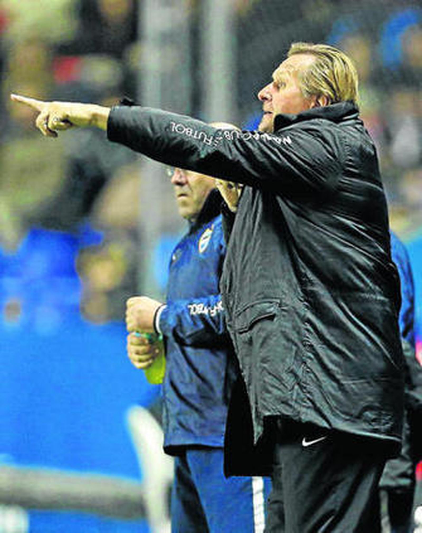 Schuster da instrucciones durante un lance del encuentro.