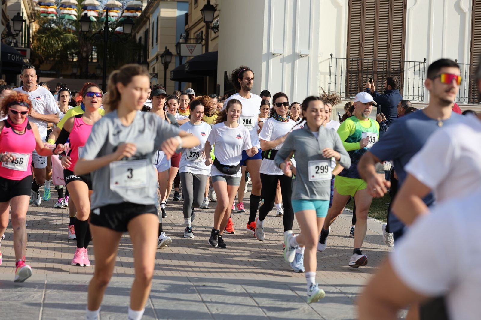 La Carrera Solidaria por el Día de la Mujer McArthurGlen, en fotos