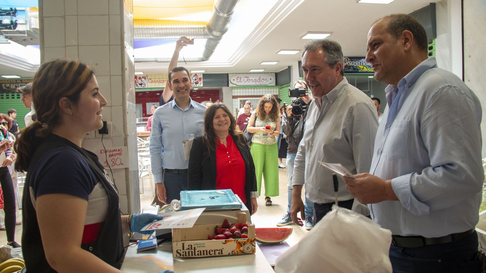 El secretario general del PSOE-A junto al candidato de Salobreña, Javier Ortega, durante un paseo informativo
