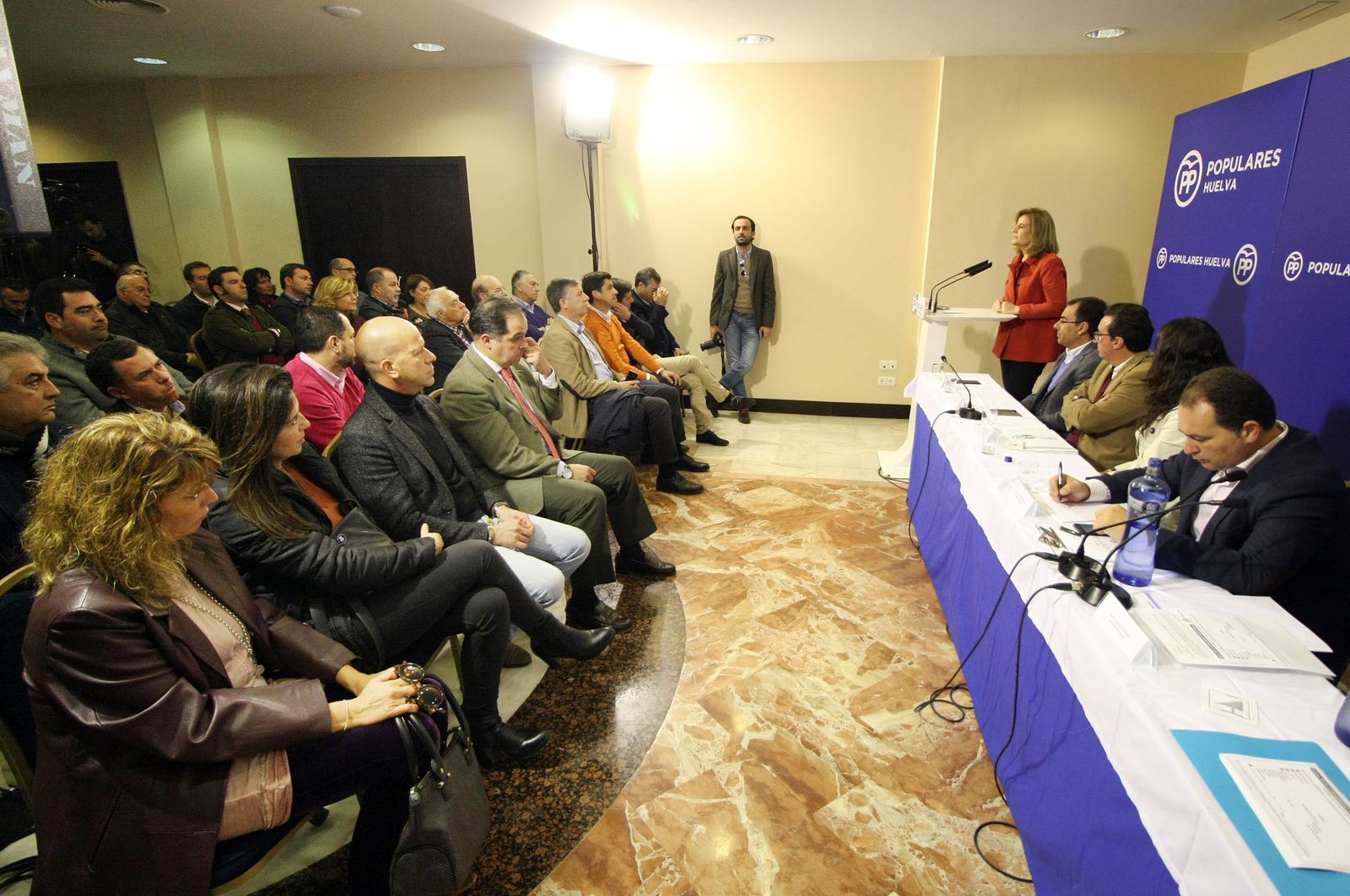 Báñez se dirige a todos los presentes en la junta directiva provincial del PP de Huelva, celebrada en la capital.