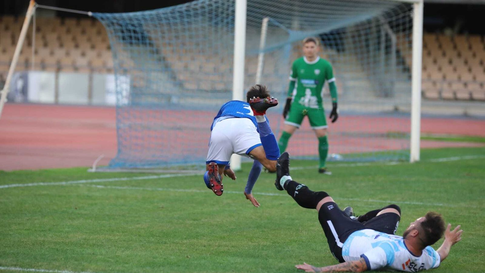 Los azulinos reclamaron penalti en esta acción sobre Fran Ávila.