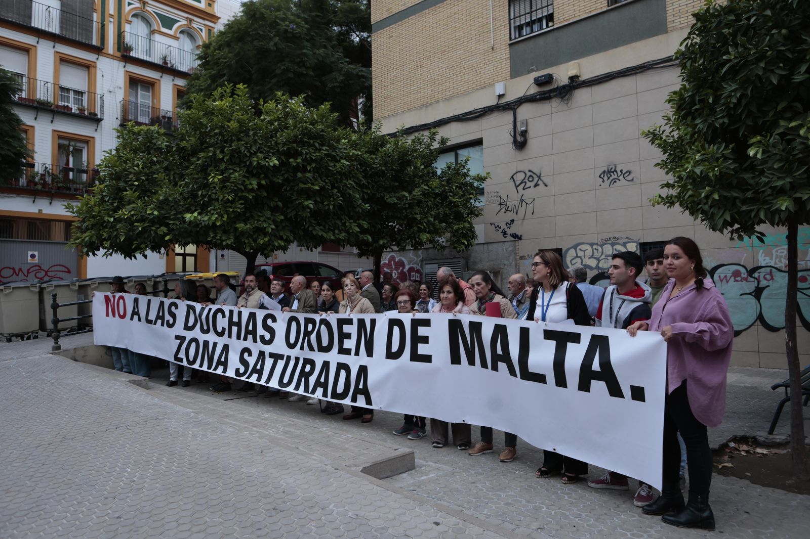 Una treintena de vecinos protestan contra las duchas sociales en el centro de Sevilla
