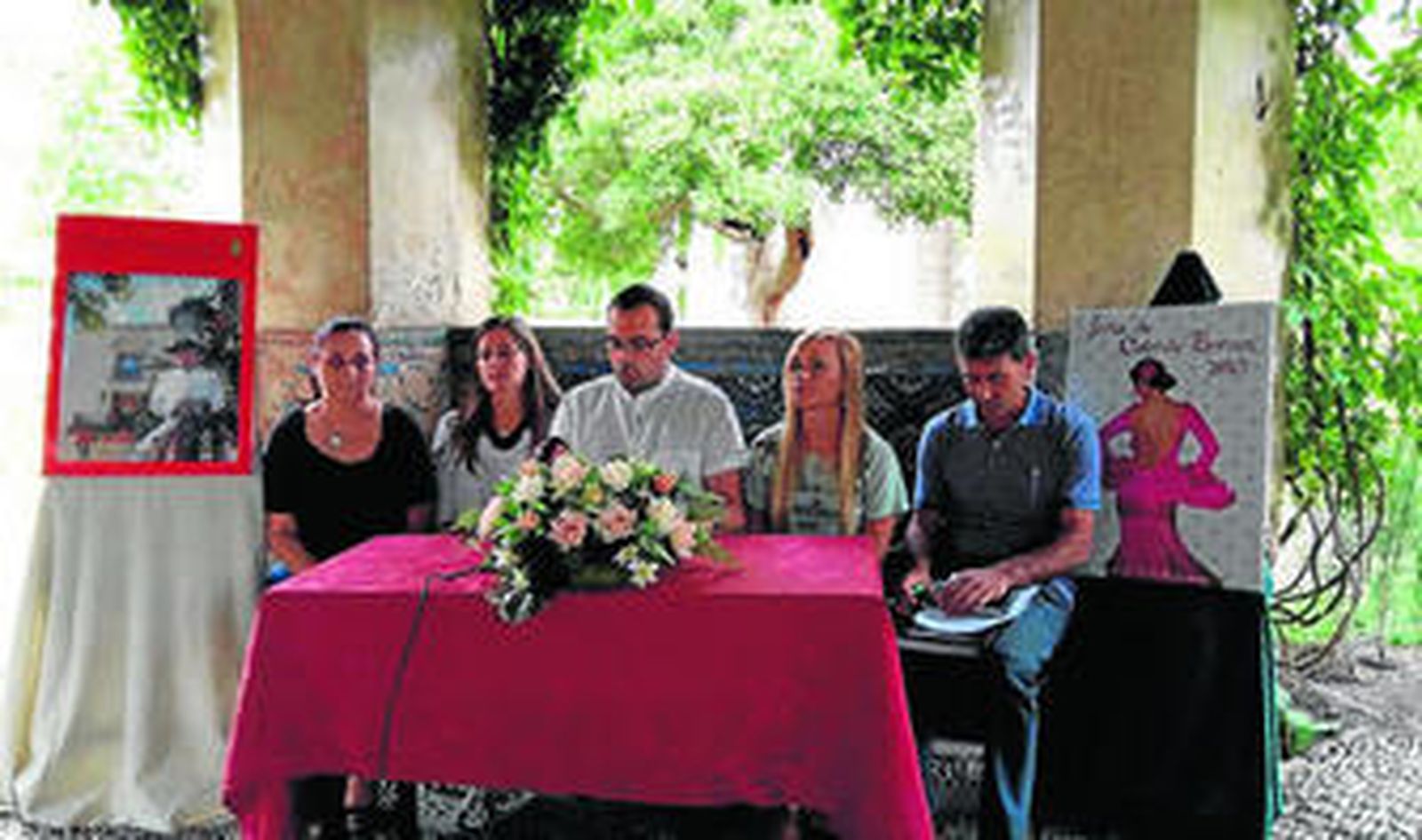 El alcalde Hugo Palomares, durante la presentación, junto con los autores de las obras.