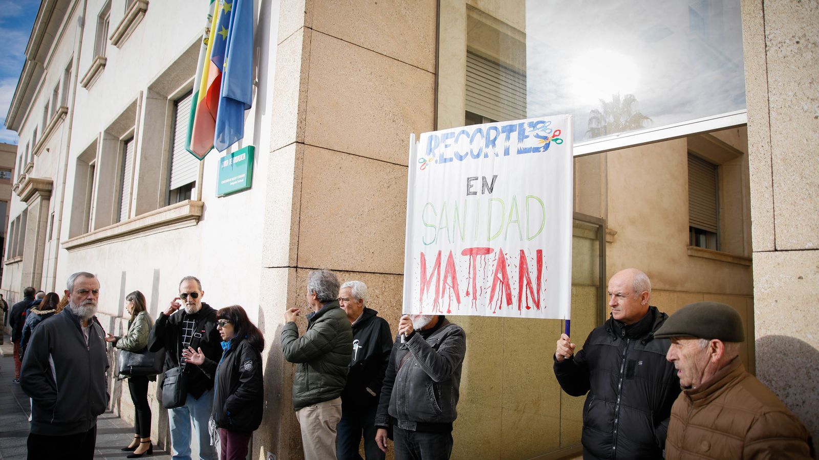 Han portado una pancarta con el lema: "Recortes en sanidad matan".
