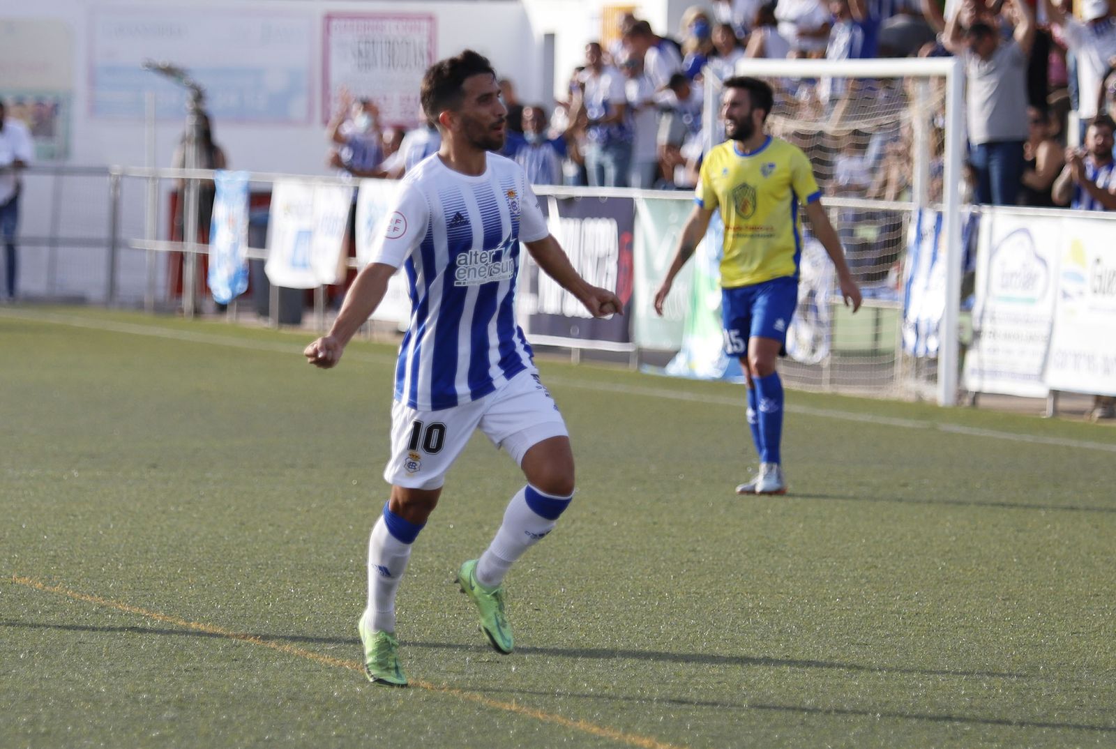 Víctor Barroso celebra uno de los cinco goles que logró la pasada campaña con el Decano.