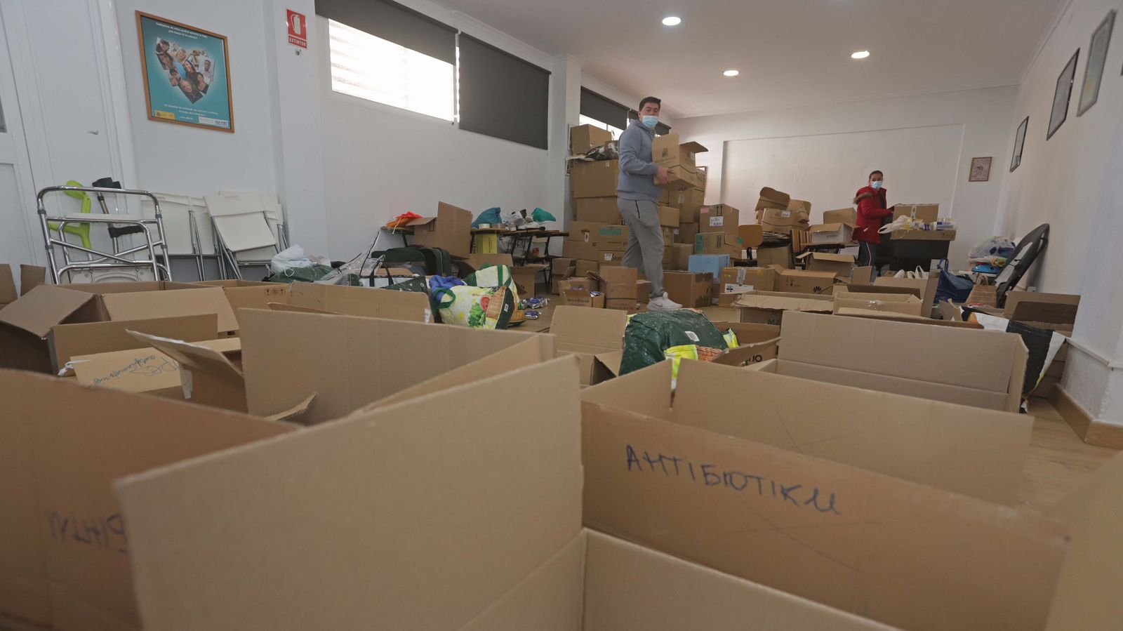 Fotos de la recogida solidaria para Ucrania en el centro Molokai de Algeciras