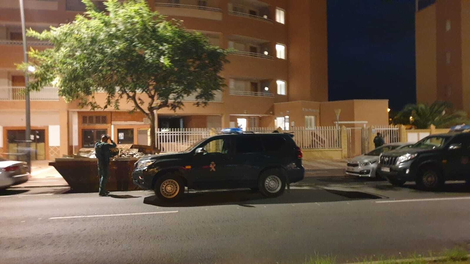 Agentes del operativo durante uno de los registros.