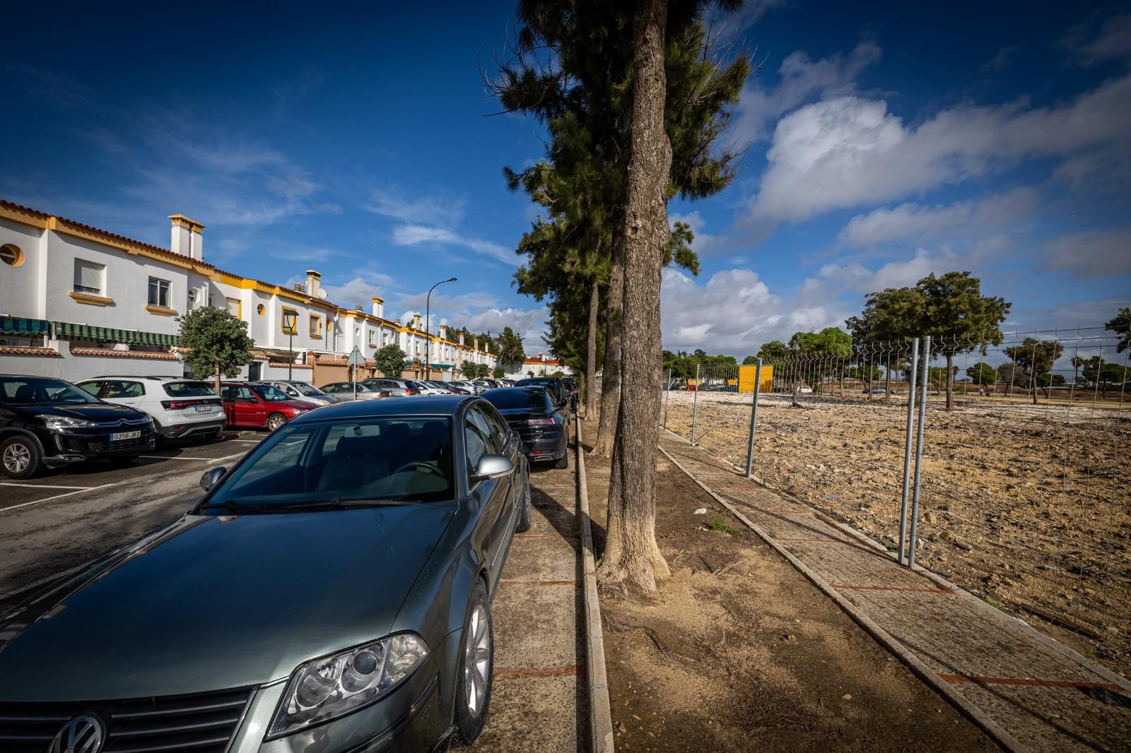 Vallas de la obra de La Magdalena junto a la zona residencial de Los Pitufos, en San Fernando