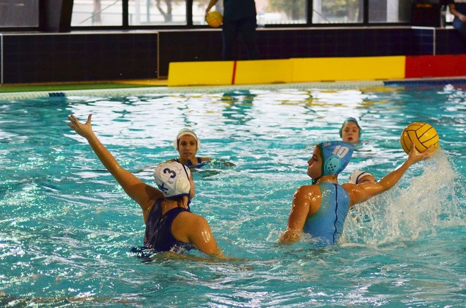 Carmen Rodríguez lanza a portería durante un partido.