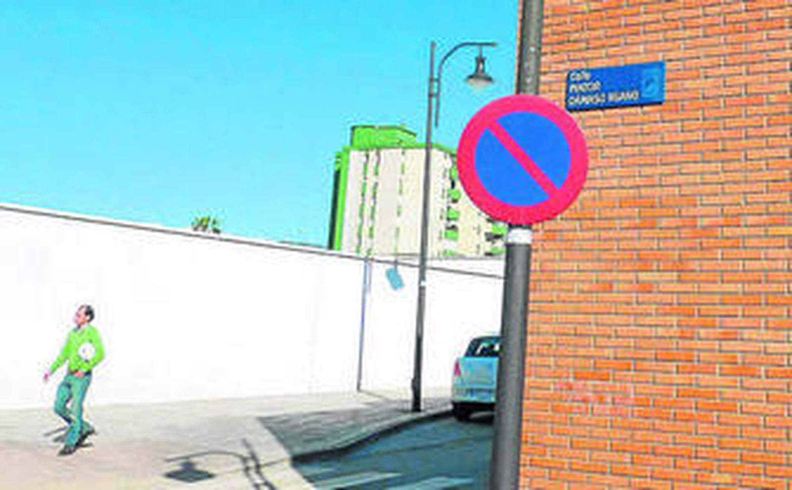 La calle Pintor Dámaso Ruano ya luce en la barriada de El Palo.