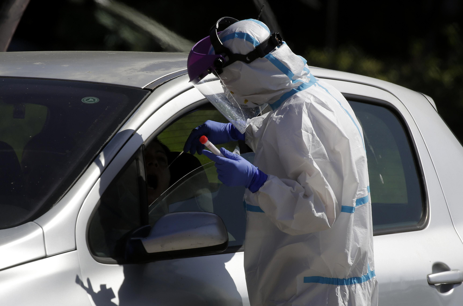 Un profesional sanitario realiza una prueba PCR a una persona.
