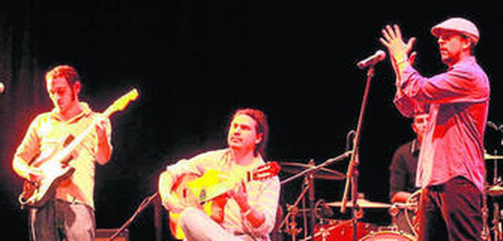 José Cruz hace palmas mientras Guillermo Fernández toca la guitarra.