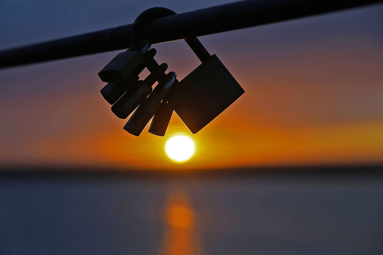 El impresionante atardecer en el muelle de la compañía Riotinto