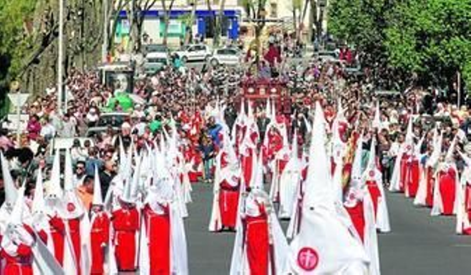 La cofradía del Perdón inicia su caminar por la barriada de la Orden.