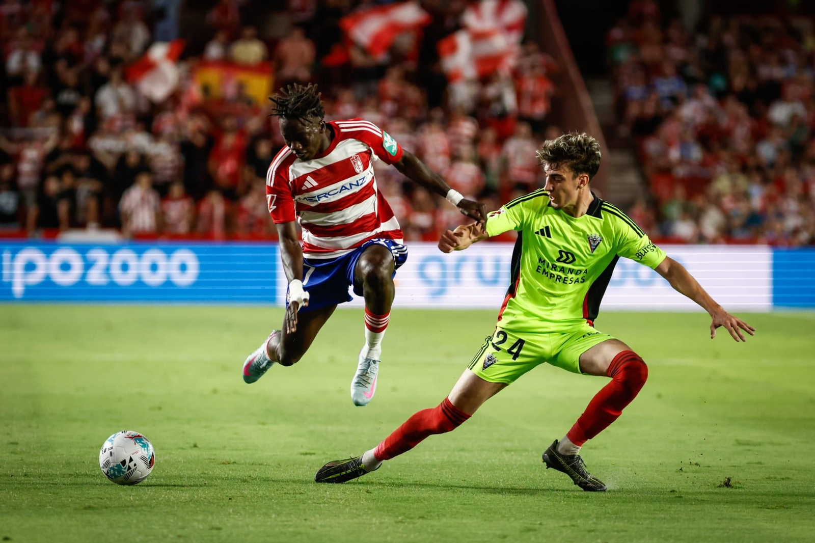 Faye intenta superar a un jugador del Mirandés.