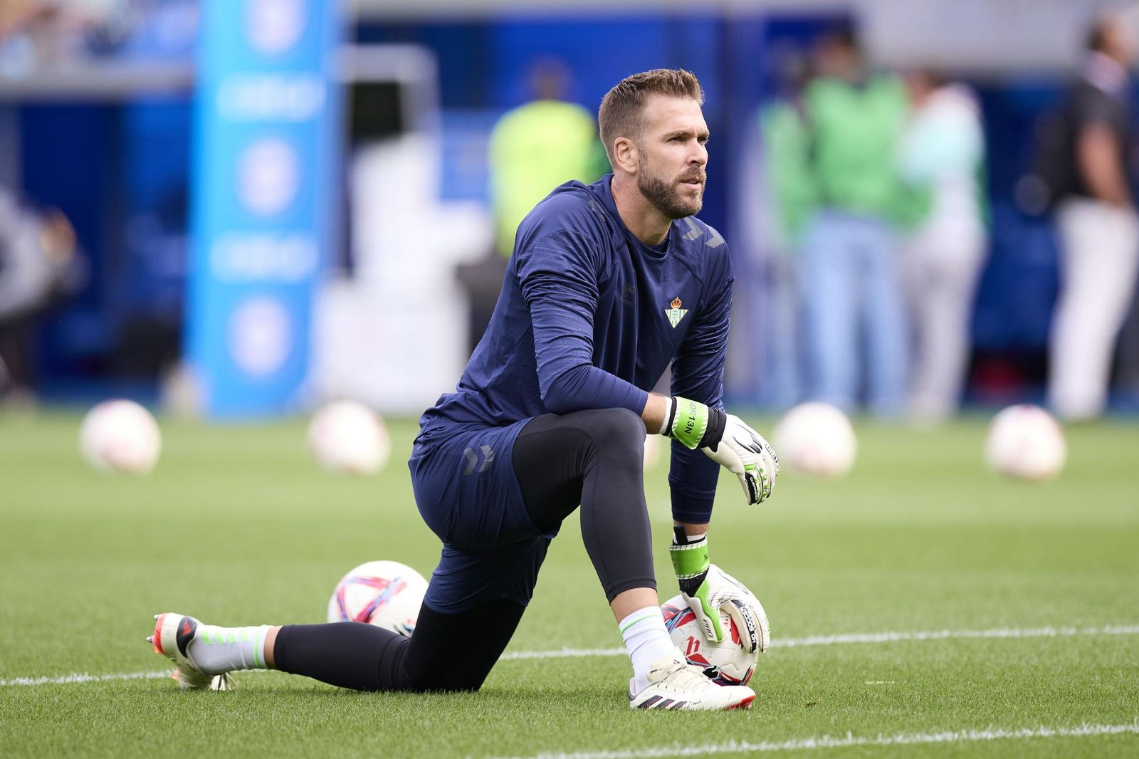 Adrián San Miguel calienta en Mendizorroza antes del partido del Betis contra el Alavés.