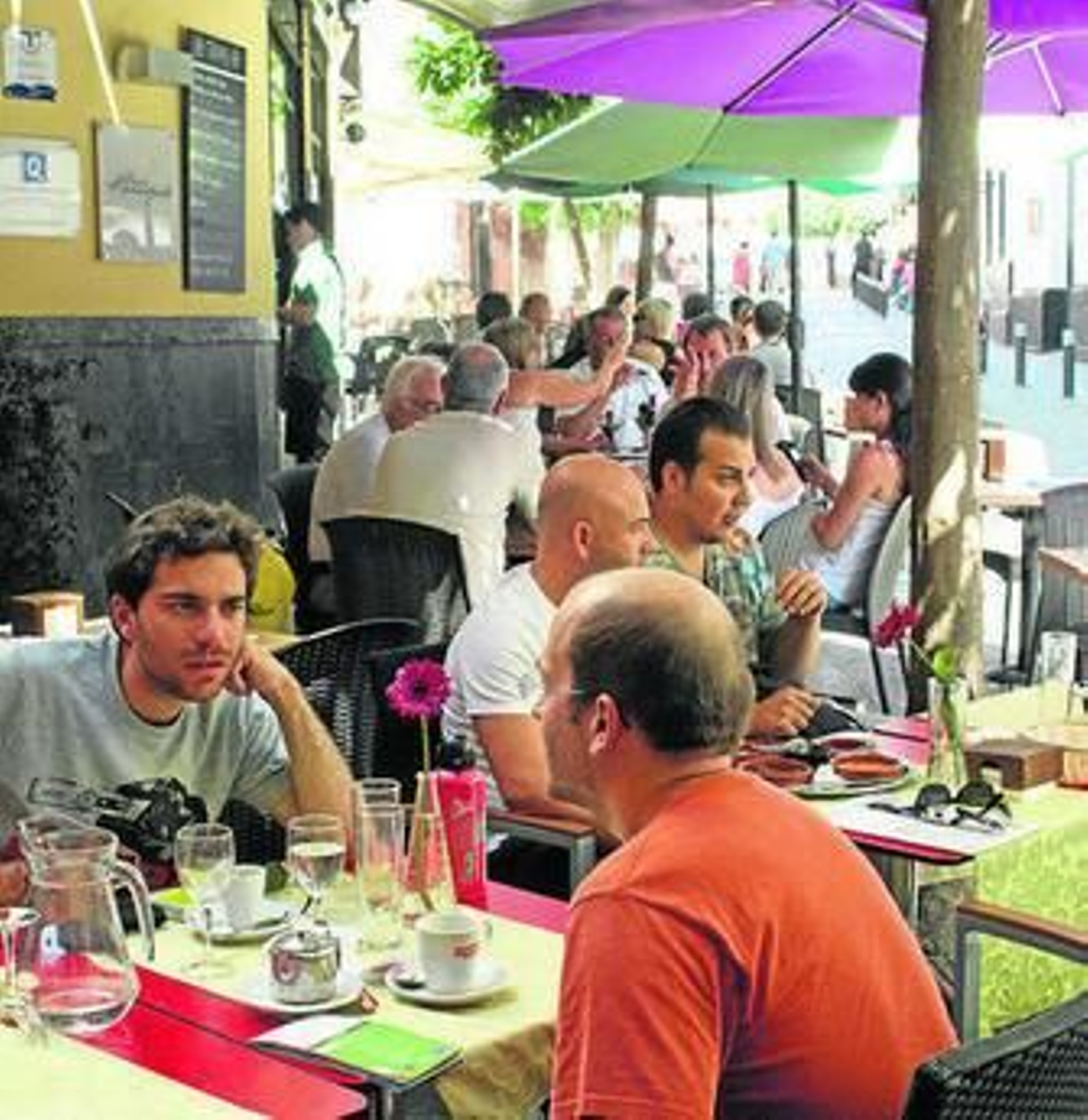 Veladores en la calle Argote de Molina.