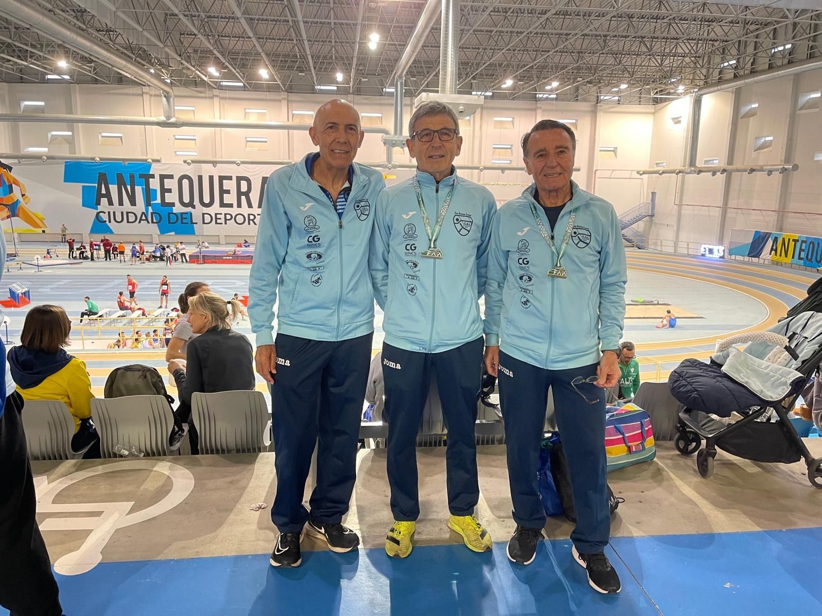 Los tres atletas del Club Atletismo Linense.