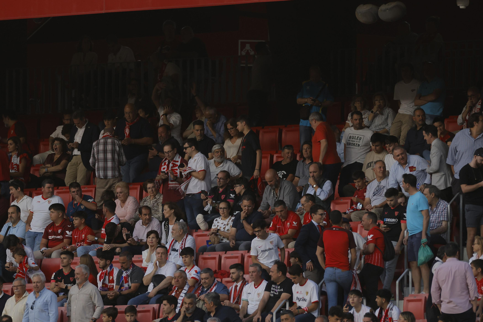 Búscate en las fotos del Sevilla -Villarreal