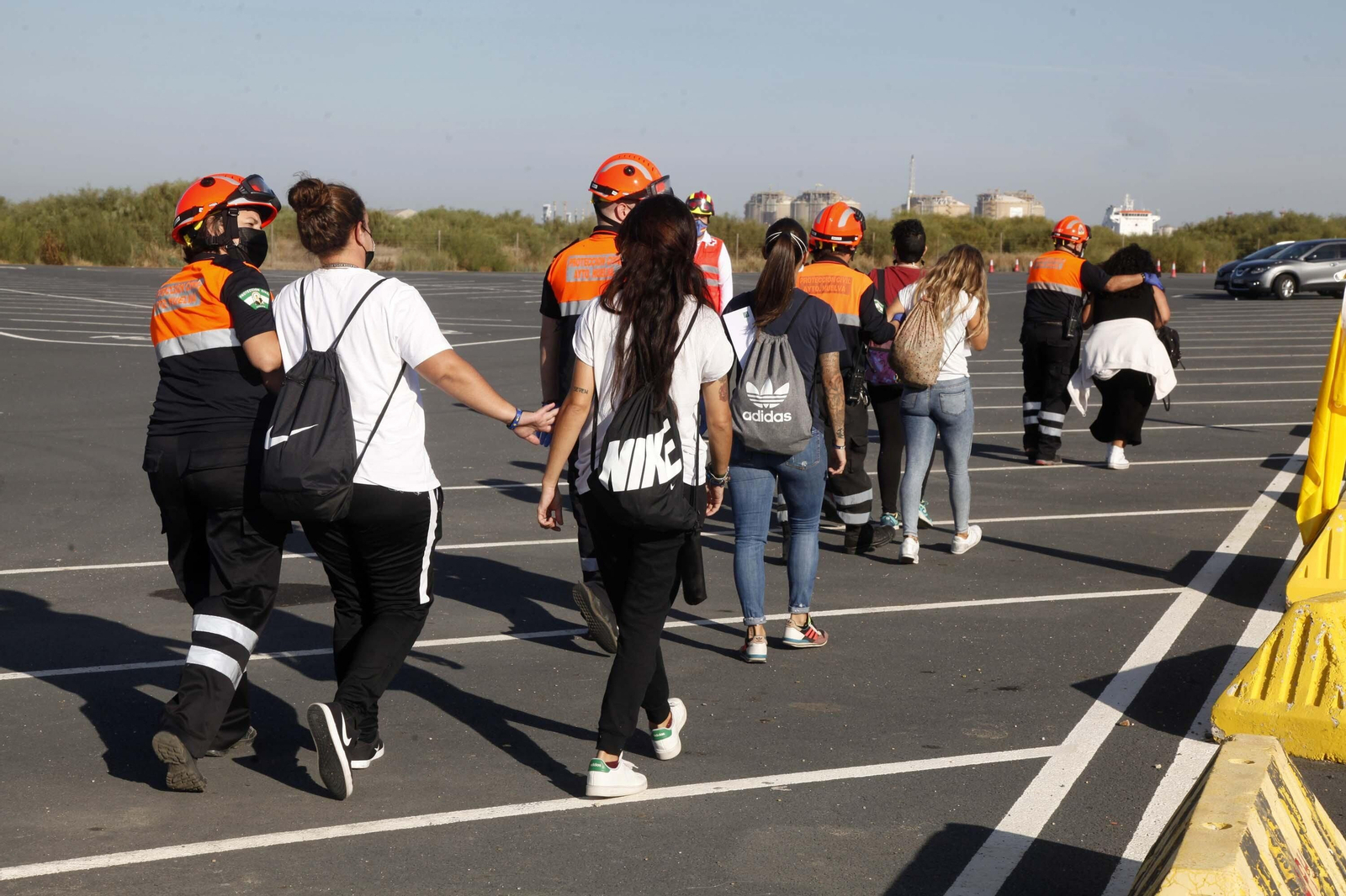 Evacuación de supervivientes en el espigón de Huelva durante el simulacro de tsunami realizado ayer en toda la costa onubense. Evacuación de supervivientes en el espigón de Huelva durante el simulacro de tsunami realizado ayer en toda la costa onubense.