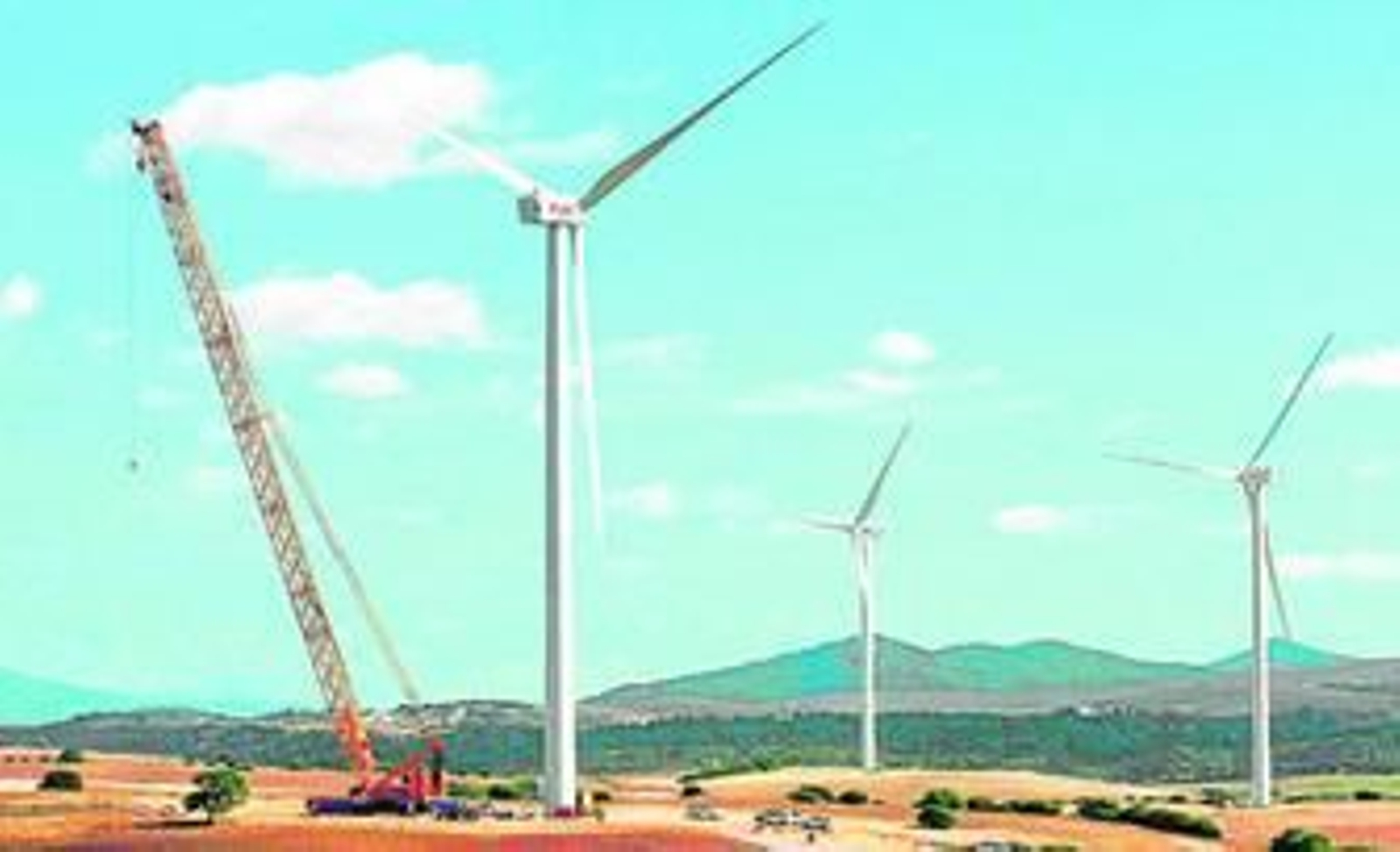 Instalación de turbinas en un parque eólico de la compañía Nek Eólica en la finca La Victoria, en Chiclana.