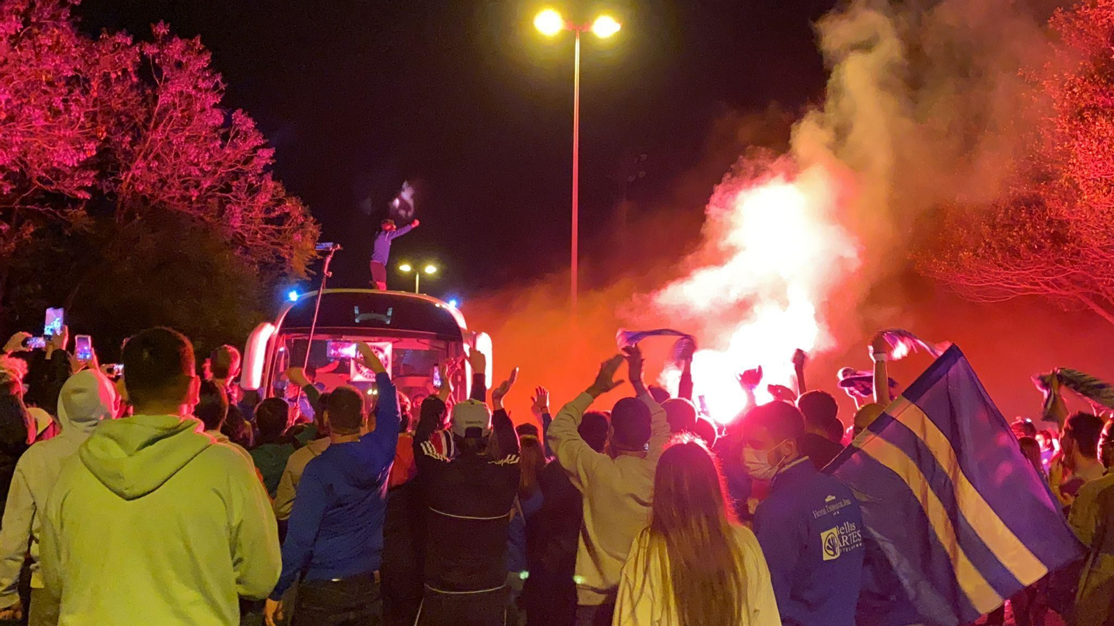 Javilillo, subido en el techo del autocar, celebra el ascenso con los aficionados a su llegada a Chapín.