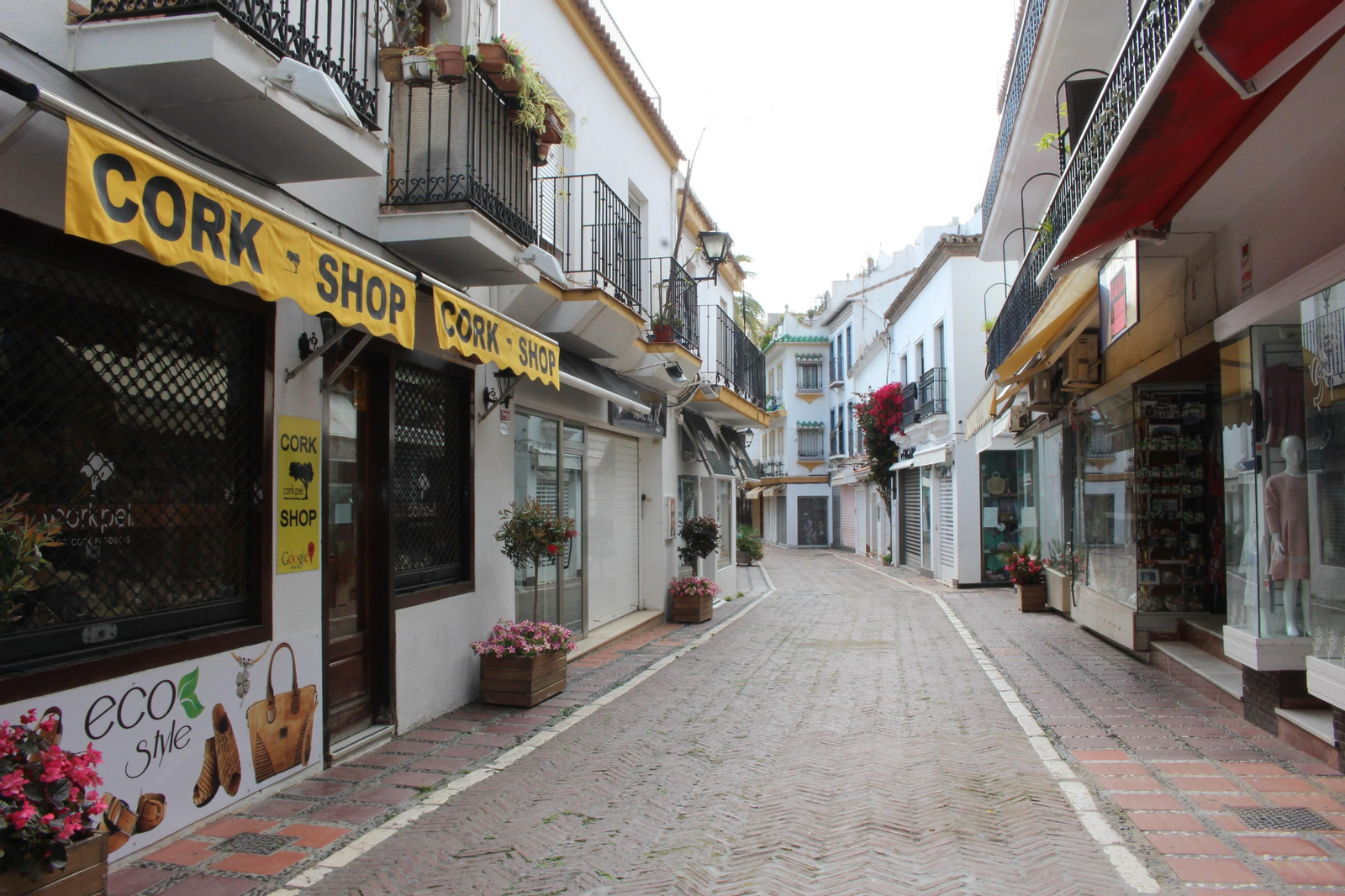 Vista general de la calle Estación, localizada en el casco antiguo, durante la cuarentena.