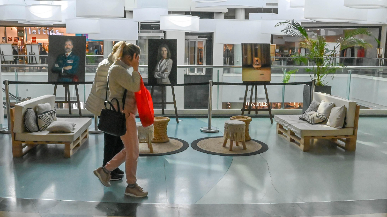 Las fotos de la Exposición 'Realismo: entre el retrato y el bodegón' de José Luis Guio