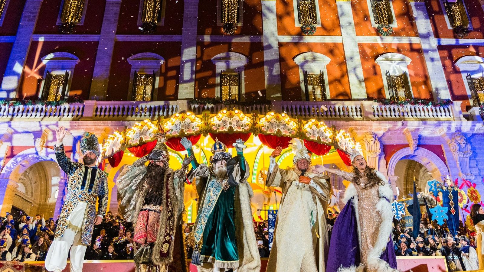 Final de la Cabalgata de Reyes Magos en el atrio del Ayuntamiento de San Fernando