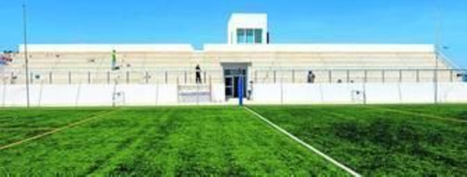 La única grada del campo de fútbol de Huerta Mata, durante los últimos trabajos previos a su inauguración el pasado verano.