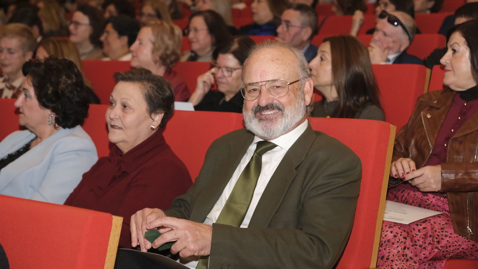 Los maestros docentes jubilados reciben su homenaje en la paraninfo de la UAL