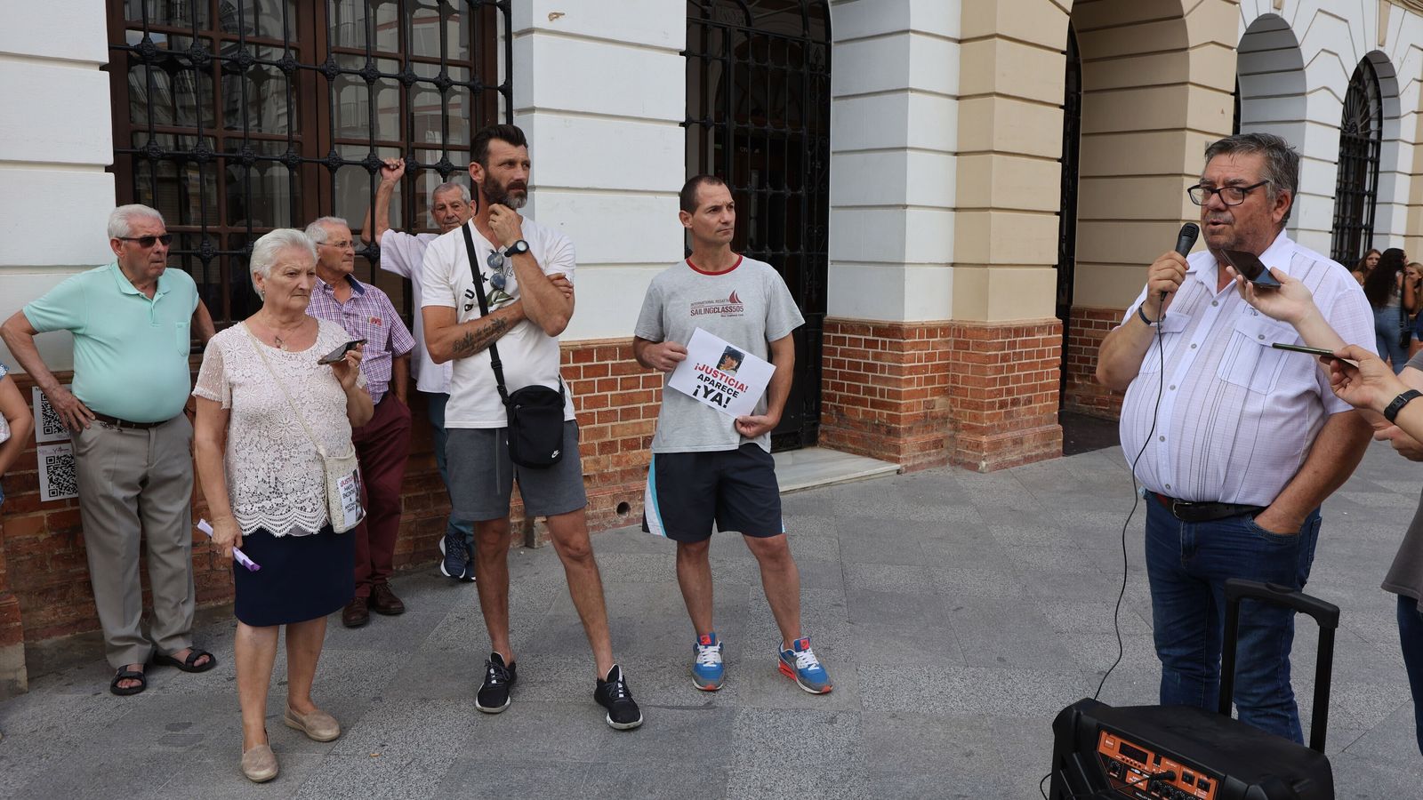 El portavoz de la familia paterna, Luis Núñez, durante la concentración.
