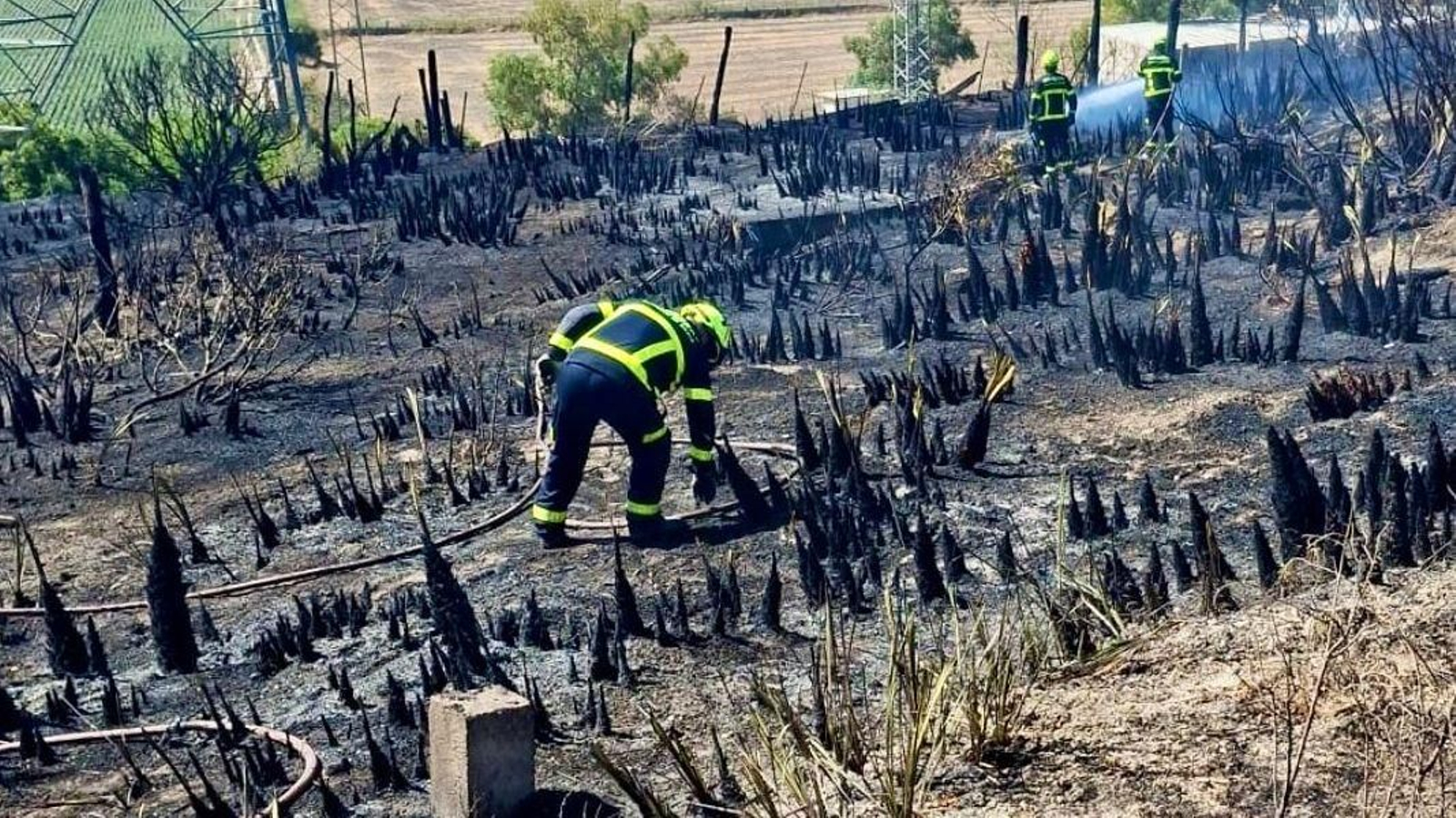 Un mombero, durante las tareas de extinción.