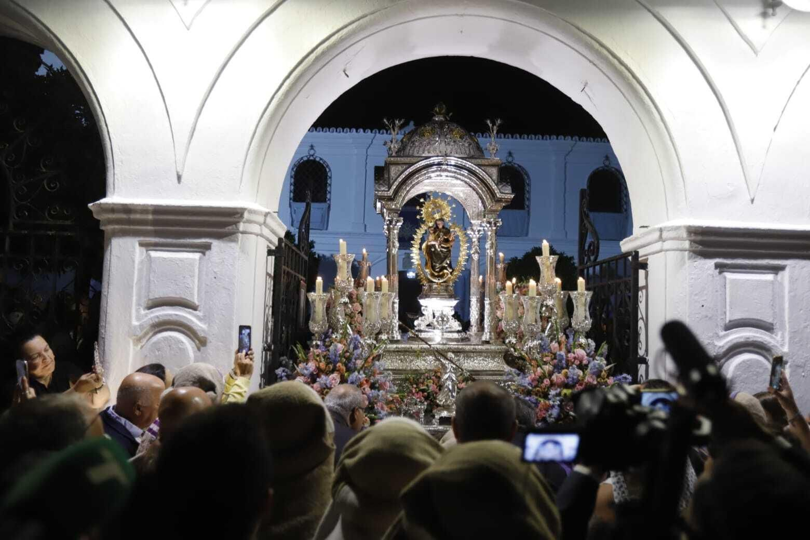 La Virgen de la Cinta sale por la puerta principal de su santuario después de unas seis décadas.