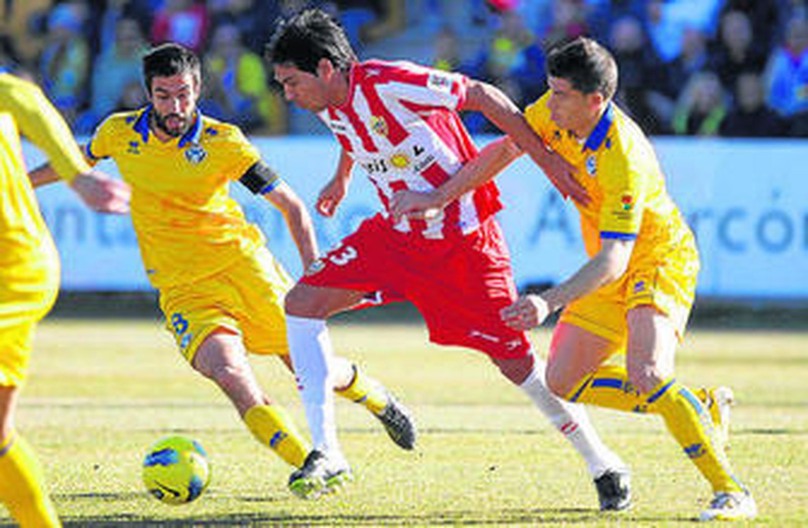 Ulloa intenta zafarse de dos rivales del Alcorcón.