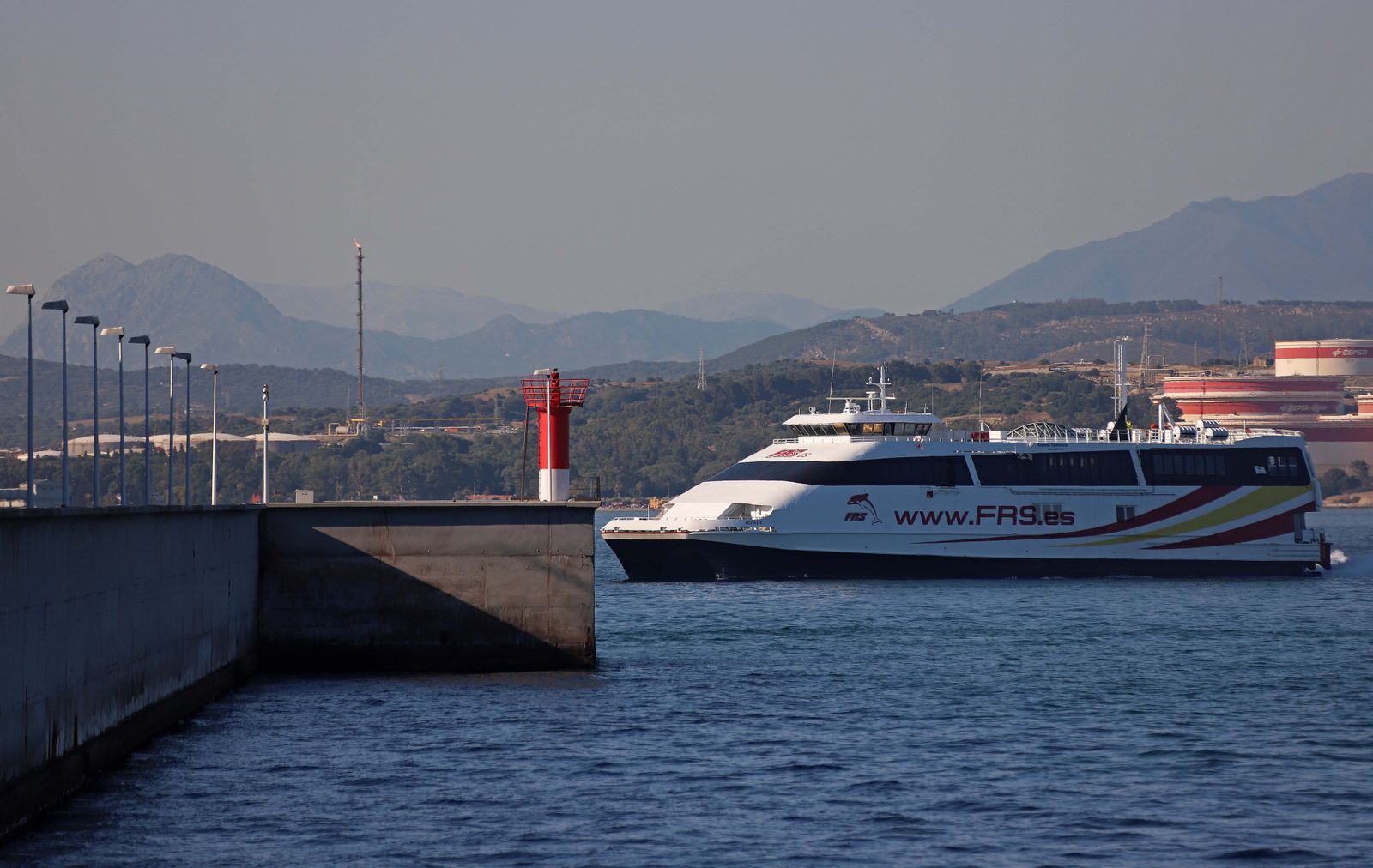 Un ferry que conecta Algeciras con Ceuta.